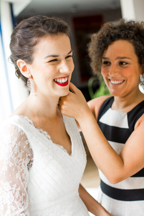 Maquillage de mariée avec rouge à lèvres rouge