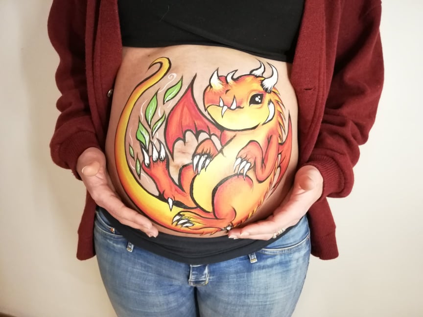 Bellypainting personnalisé avec un dragon, peint à 6 mois de grossesse