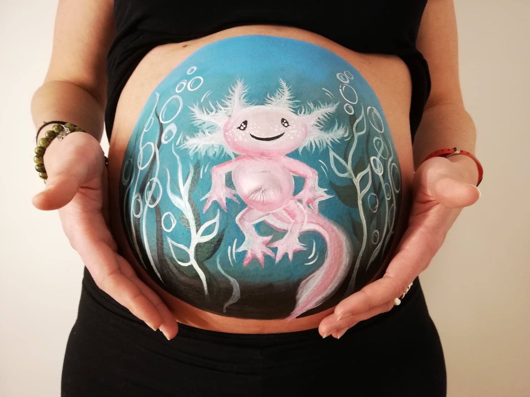 Bellypaiting réalisé à 5 mois de grossesse représentant un Axolotl