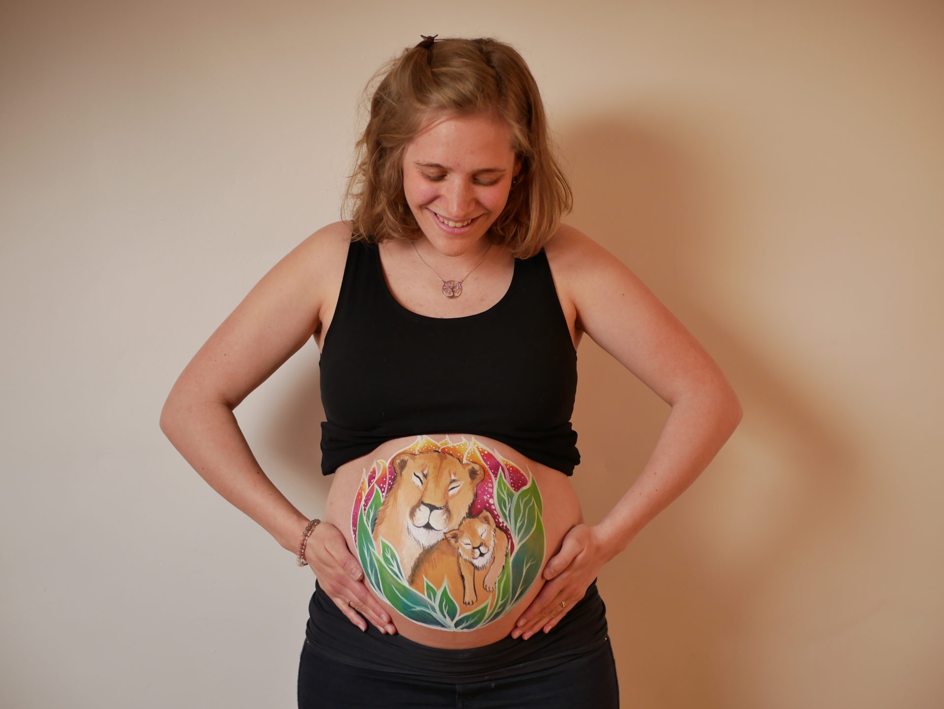 Bellypainting sur femme enceinte Lionne et lionceau au 5e mois de grossesse